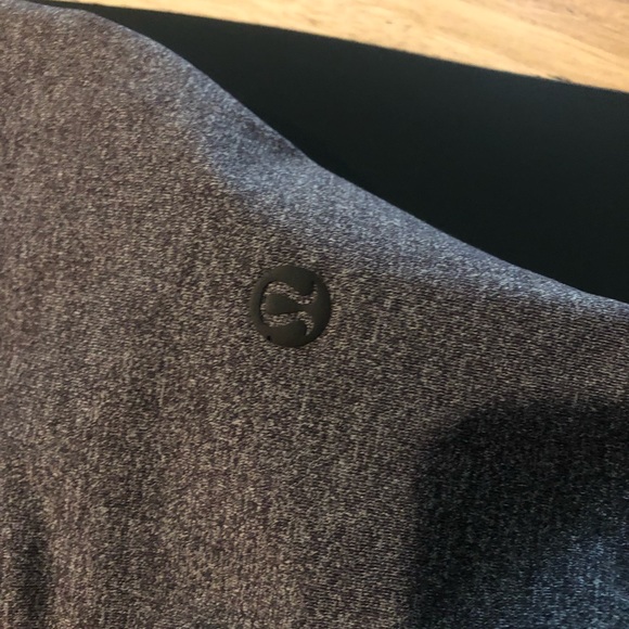 Lululemon on the fly grey pant 24” great condition (luxtreme) size 4 - Picture 6 of 6